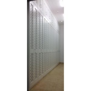5,1m Built-in wardrobe with folding lattice doors in white lacquered finish